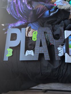 Super Mario kart and PLAY sign