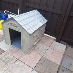 Dog House Suncast