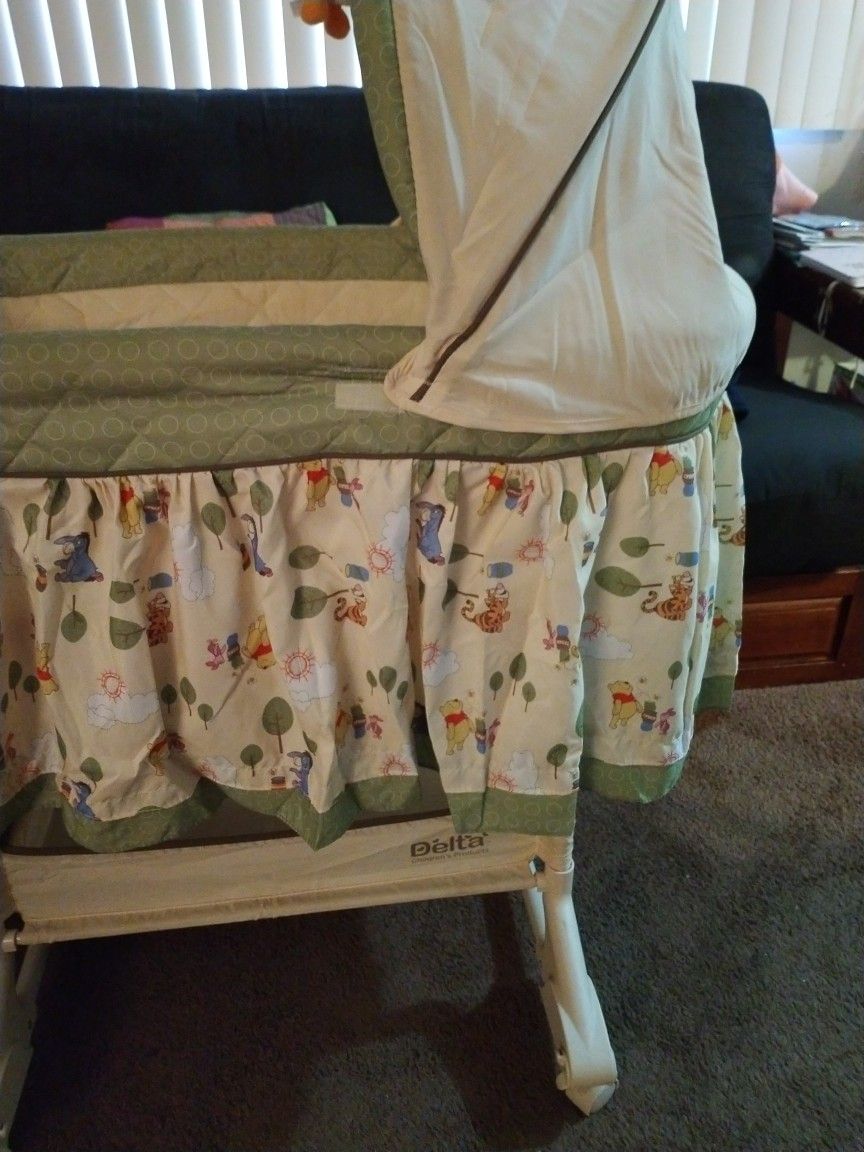 Delta Winnie The Pooh Bassinet
