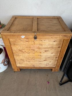 Wood crate lockable