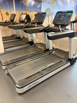 Life Fitness Integrity Treadmill with ST Console LOW HOURS!