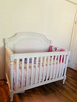 Beautiful White Baby Crib – Adjustable Mattress Heights – Already Disassembled