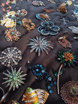 Antique Costume Jewlery And Vintage Brouches