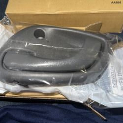 Interior Door Handle 99-2004 Chevrolet Tracker & Suzuki Esteem 