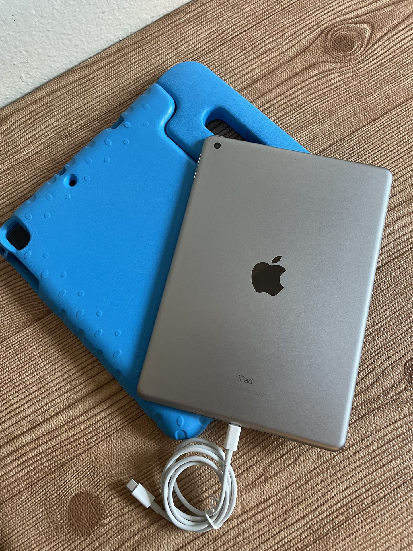 Apple iPad 5th Generation 32GB  with kids protective case & Charger (128gb $170) 