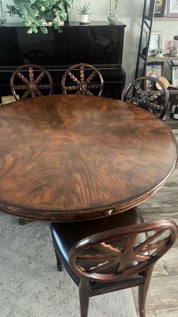 Stunning Regency-Style Round Flame Mahogany Pedestal Dining Tablet