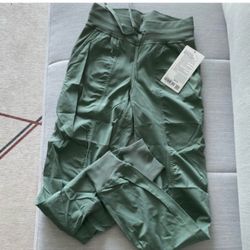 NWT  Lululemon Dance Studio Jogger Full Length   size 2