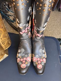 Dingo women’s cowboy boots