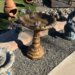 Birdbath With 3 Little Birds 