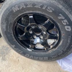 Rim Y tire 265/70R17 MAXXIS  $40.00 Solo Una 