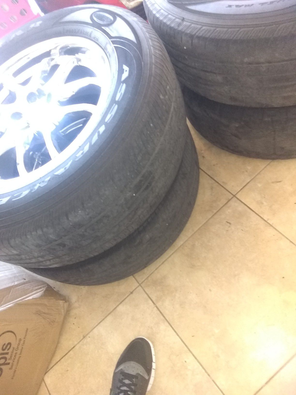 Infiniti chrome tires and rims..No chrome peeling.