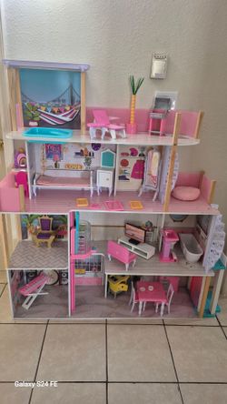 doll house with furniture