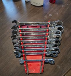 Ratcheting combination wrenches