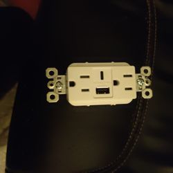 White Outlet With USB & USB C Port