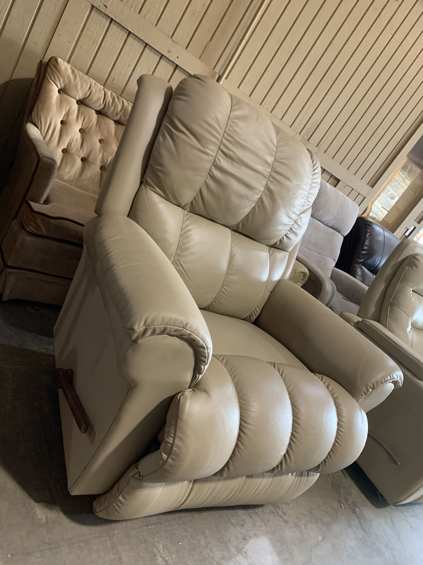 Leather Reclainer Chair 