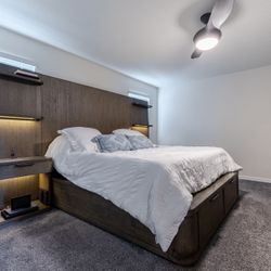 Stunning Wooden King Size Bedroom Set for Sale!"*