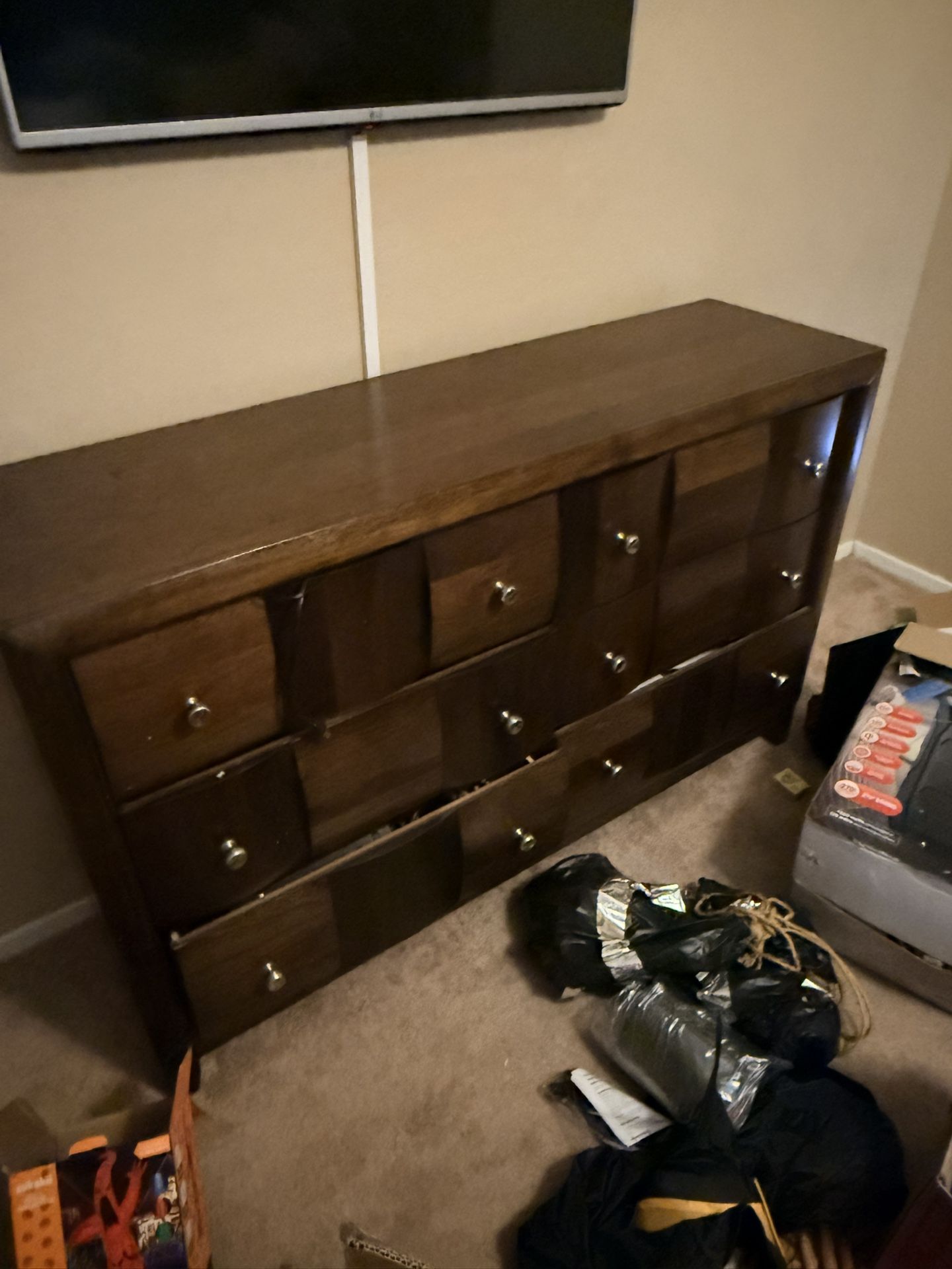 Queen Bedroom set- Long Dresser - Night Stand