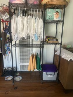 Mueble de metal  tiene para colgar  ropa