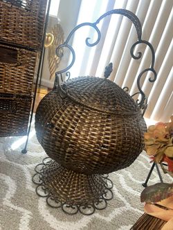 Beautiful wicker pot/Basket with lid