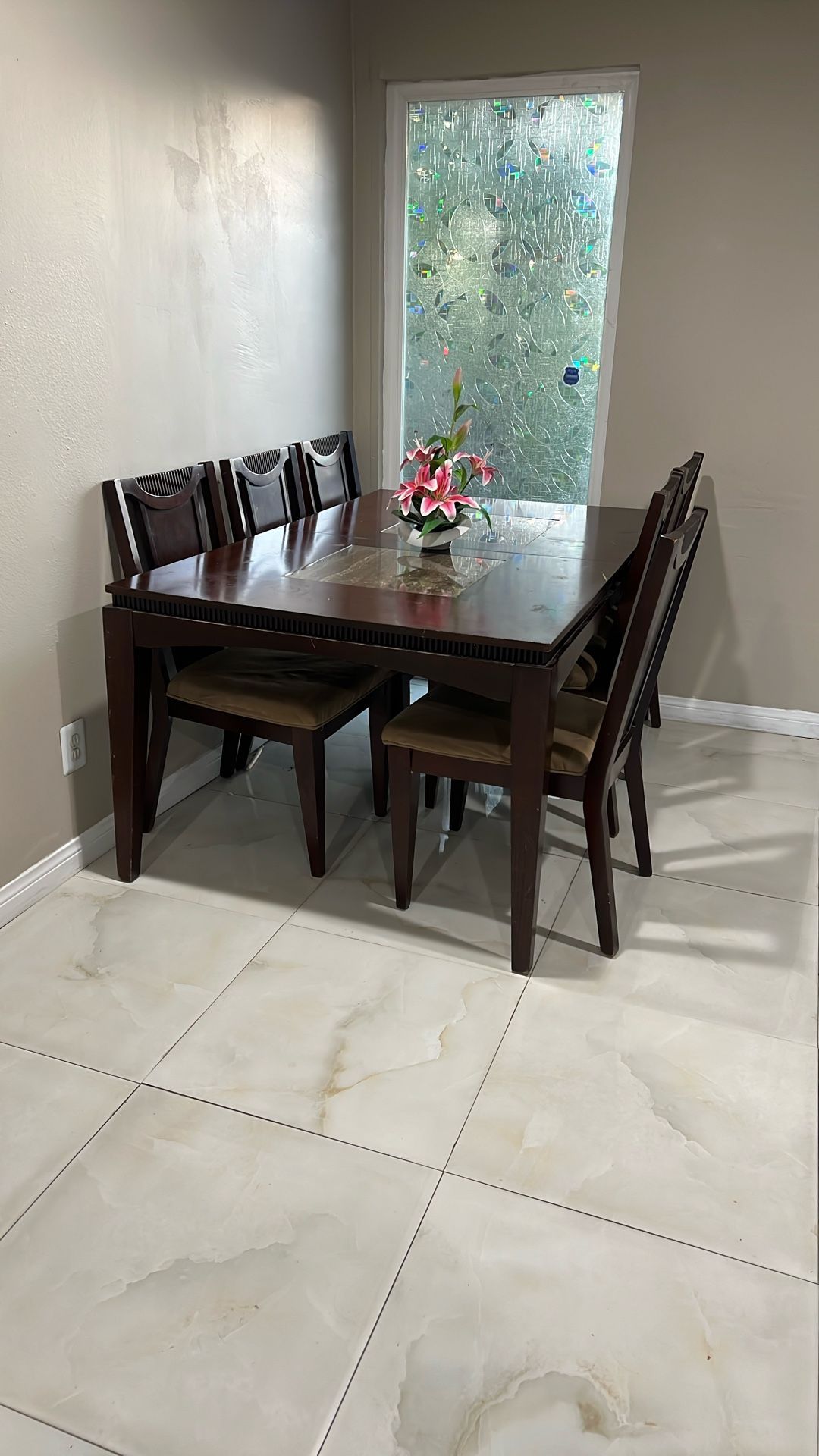 Table w/chairs