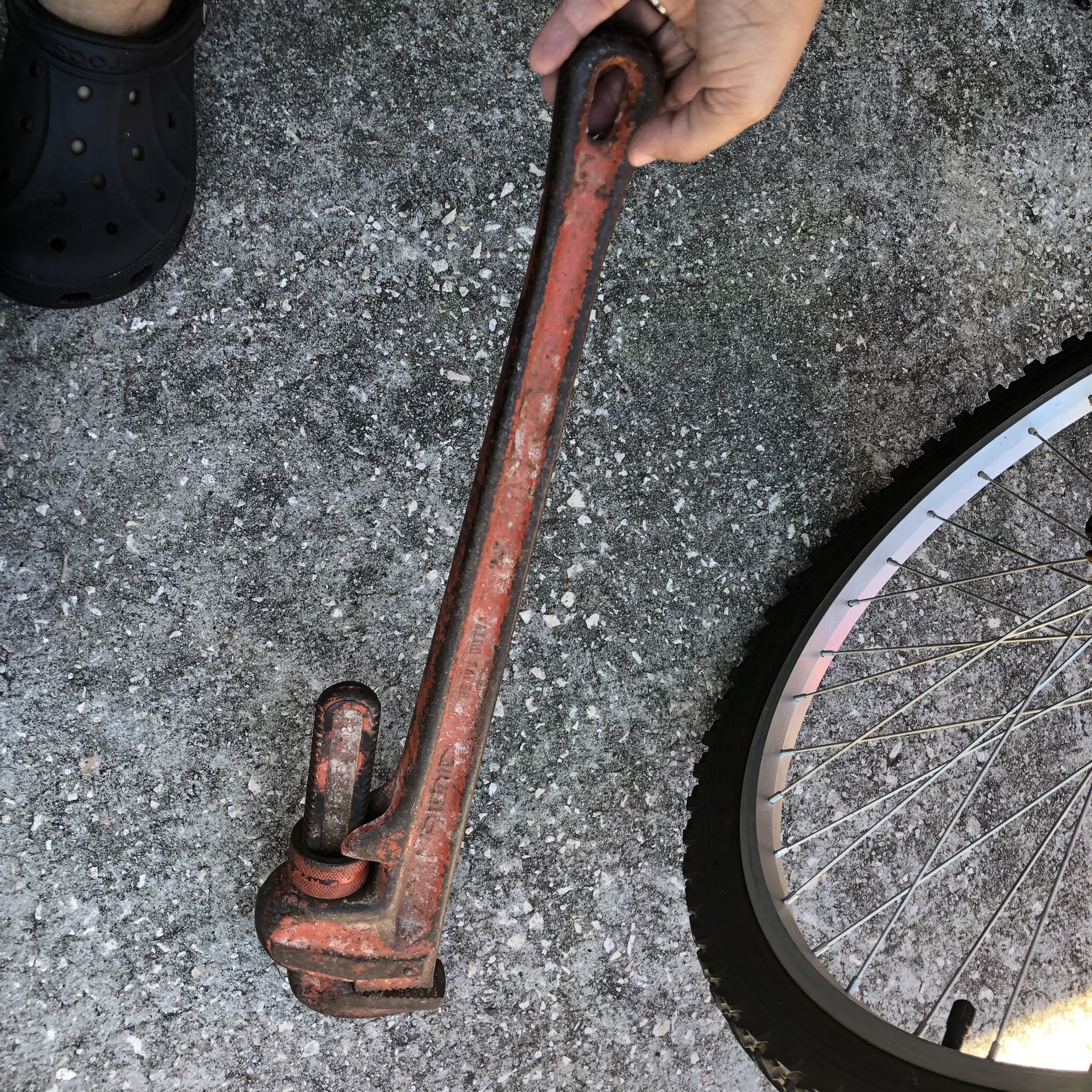 Heavy duty pipe wrench