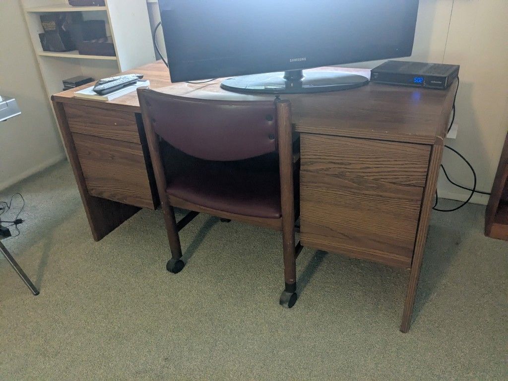 Console Stereo And Large Desk . FREE