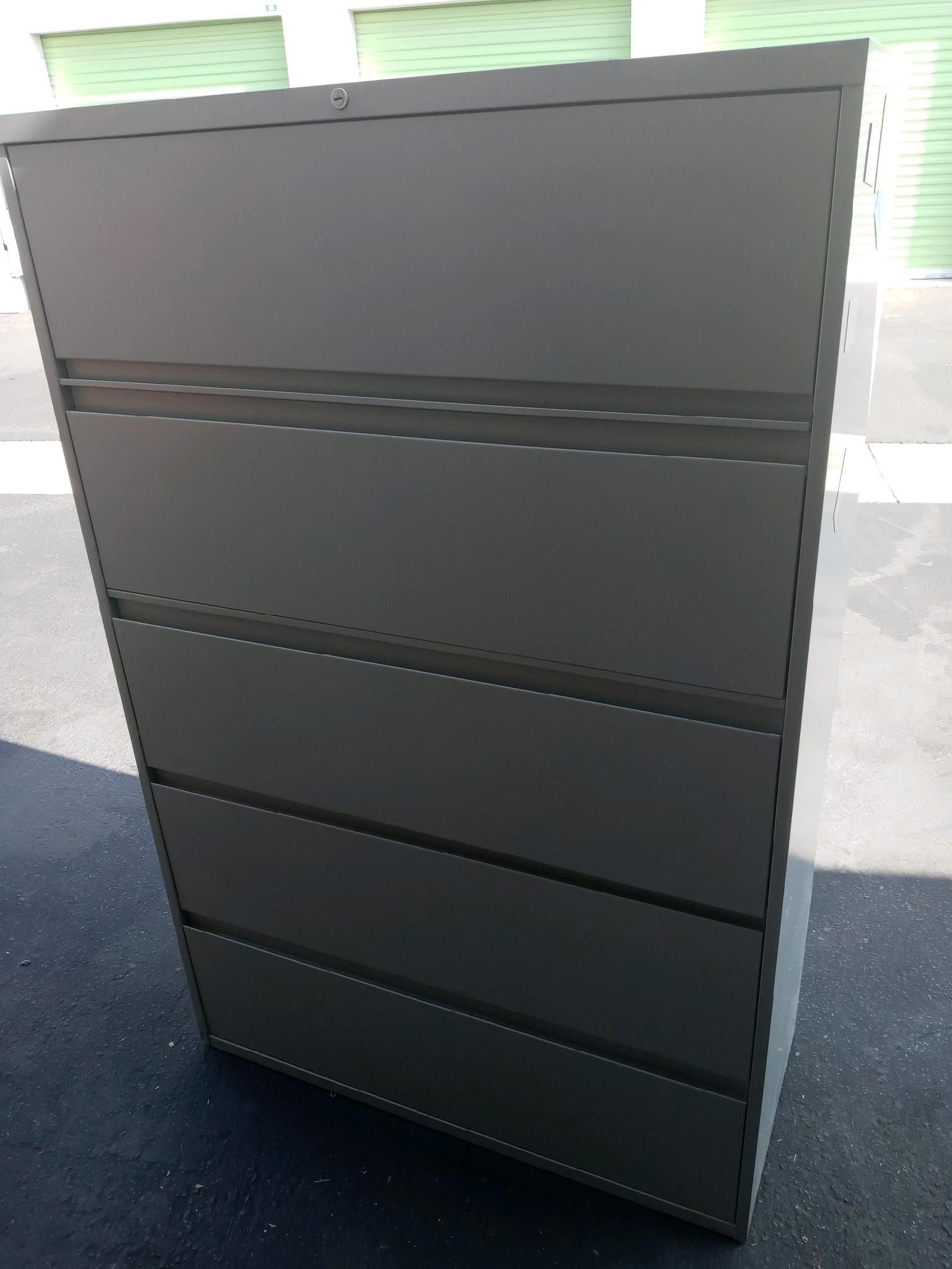 5 drawer file cabinet in excellent condition comes with key for lock