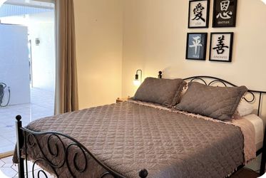 Queen Size Black Metal Bed Frame w/ Headboard & Footboard & Mattress LIKE NEW– Heavy Duty