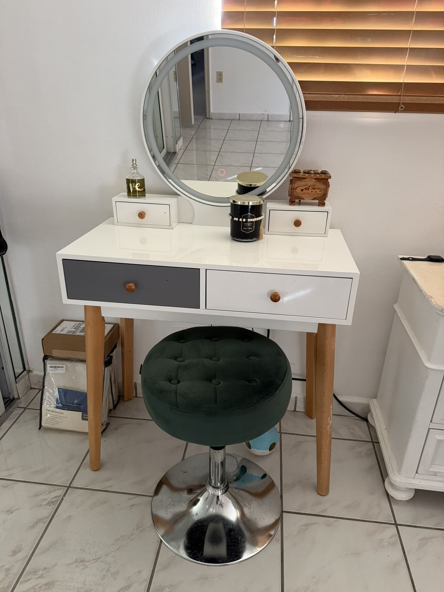 Vanity With Led Lights And Stool