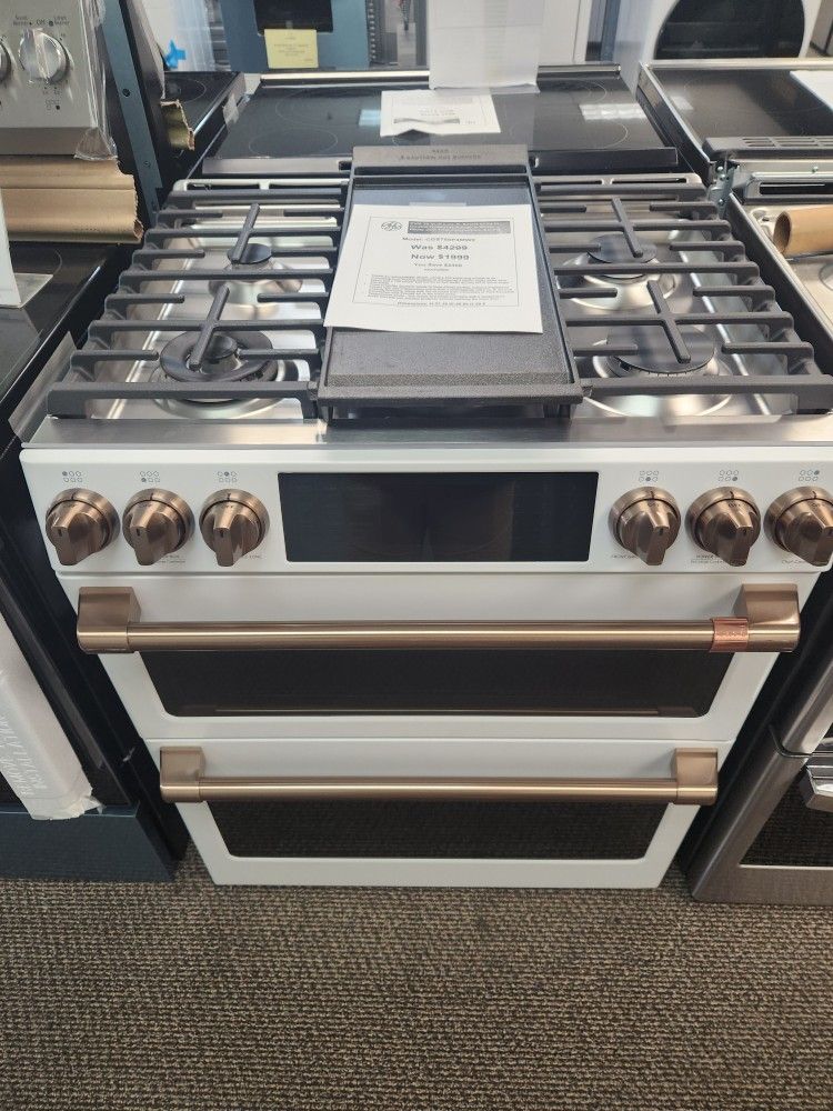 Café 30 in 67 cu. ft Smart Slide-n Double Oven Gas Range in Matte White with True Convection, Air Fry