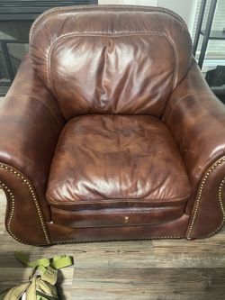 Leather executive guest chair (Must Go, moving sale)