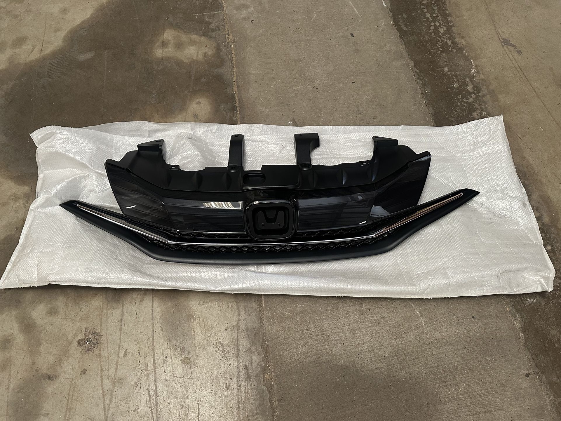 2014, 2015 Honda Accord Grill / Parilla 2 Door ( Used Car Parts )