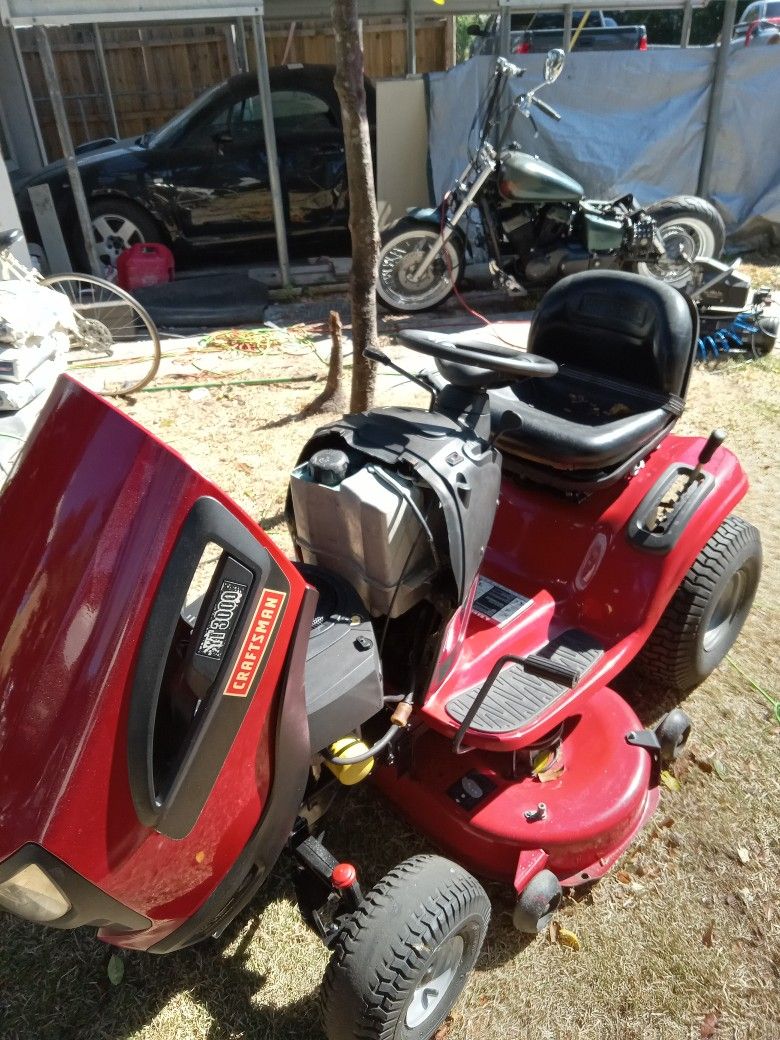 Cradtsman 42 Inch Riding Mower Like New 