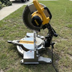 DeWalt DW715 12″ Single-Bevel Compound Miter Saw