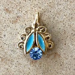 💙 Pretty, vintage, small, blue gem and gold tone pendant