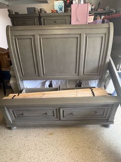 Sleigh bed with drawers