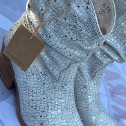 Women cowboy boots 61/2