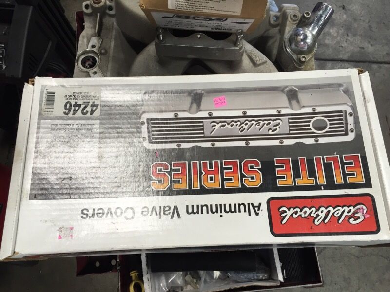 Edelbrock valve covers center bolt design for small block chevy