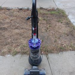 !! Vacuum  Dyson Works Good 
