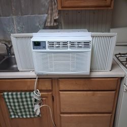 COOL LIVING ( 8,000 ) BTU WINDOW AIR CONDITIONER IN VERY GOOD CONDITION WITH ENERGY STAR