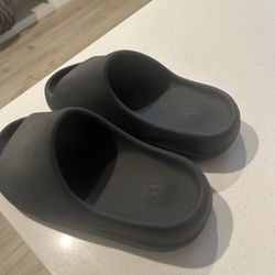 *BEST OFFER* YEEZY SLIDES