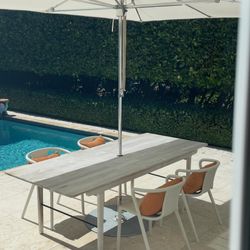 Mesa Con Sillas . Sin El Paragua 