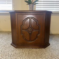 Elegant Vintage Wooden Corner Cabinet - Perfect for Any Room!