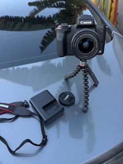 Black Canon EOS M50 15-45mm lens