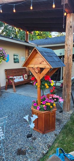 Wishing well planter box