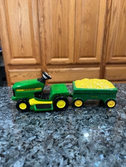 Vintage John Deere Vintage 1999 by Enesco Salt and Pepper Shakers Corn Tractor.   Brand new never used.