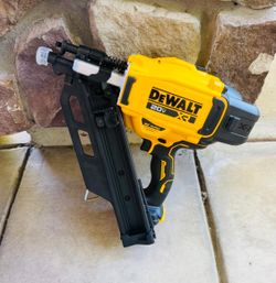 DEWALT XR 20-Volt 30° Cordless 20V Framing Nailer (Tool-Only) New