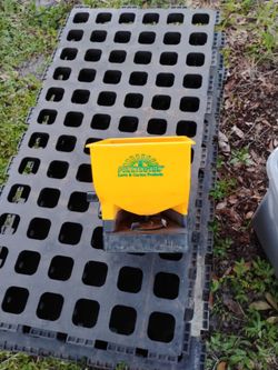 Handheld Fertilizer spreader