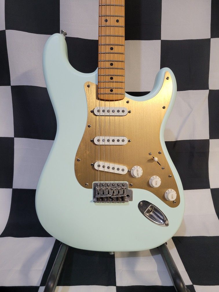 Fender Squier 40th Anniversary Gold Series Stratocaster+ Case