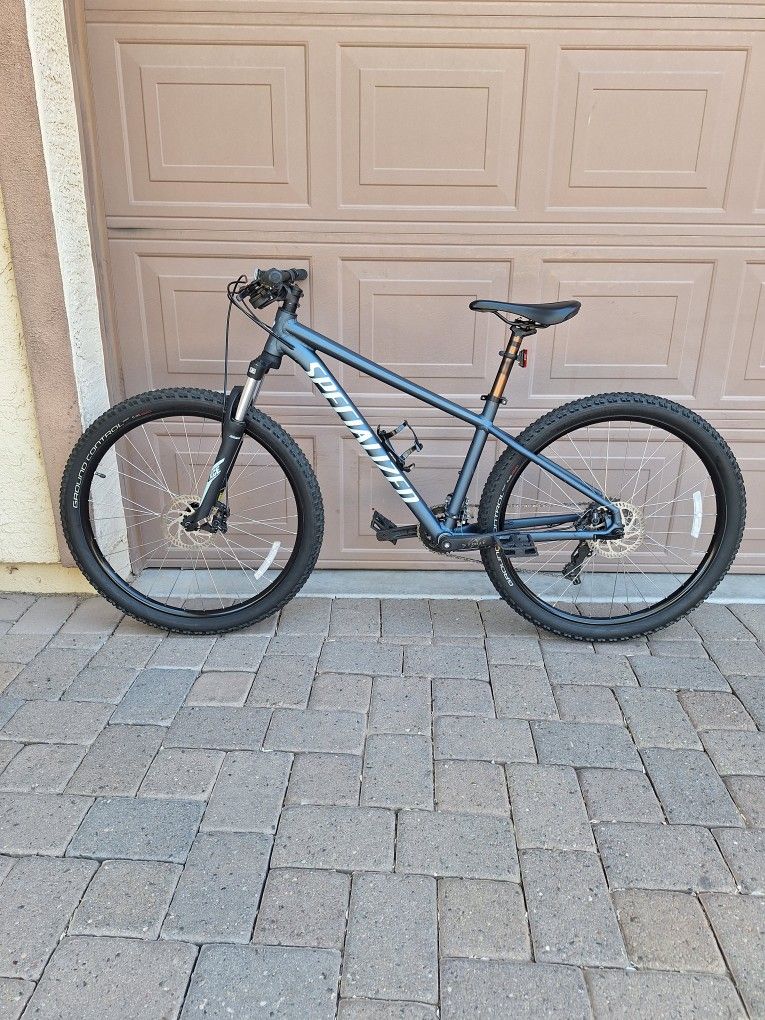 SPECIALIZED ROCKHOPPER SPORT 29 ER MOUNTAIN BIKE LIKE NEW ( CHECK MY OTHER BIKES)